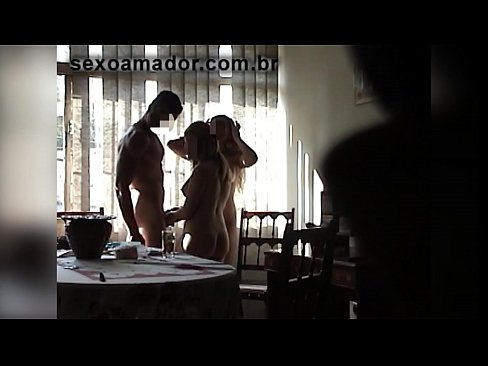 ❤️ Inimbitahan ng mga sex friends ang isang higanteng lalaki at isang threesome kasama niya ☑ Porno sa amin ❌️